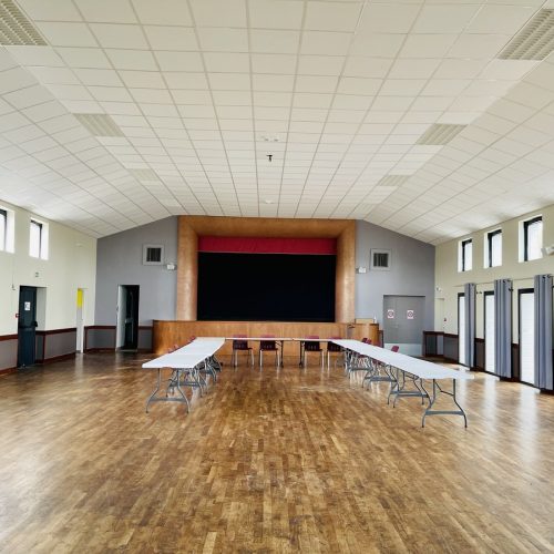 Intérieur de la salle de Folligny